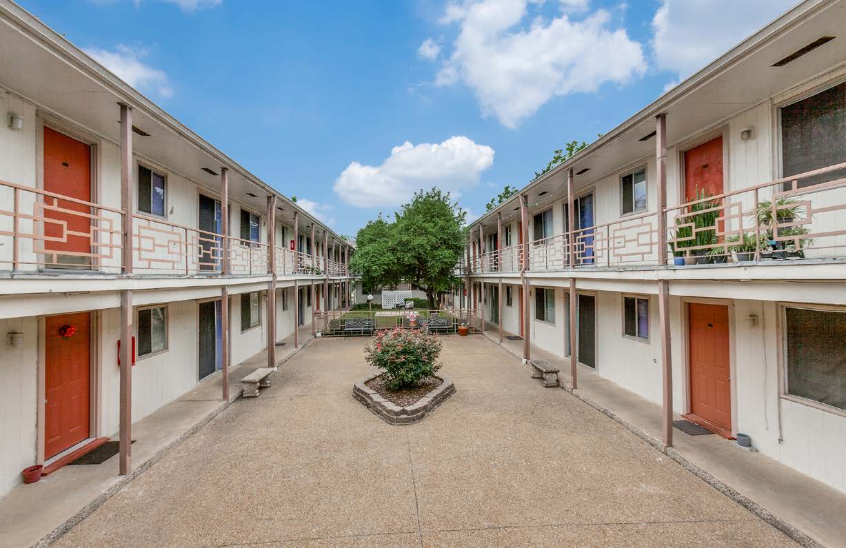Landscaped courtyard at Parkwood Apartments in Richardson, Texas